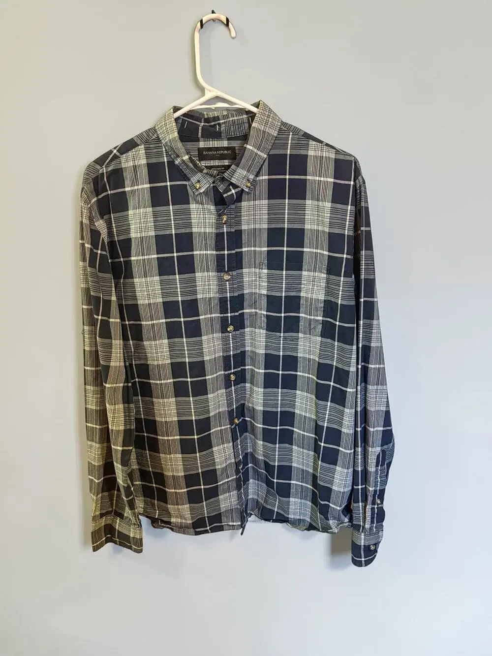 Banana Republic Men's Untucked Fit Plaid Button Down Shirt Navy Cream Cotton L